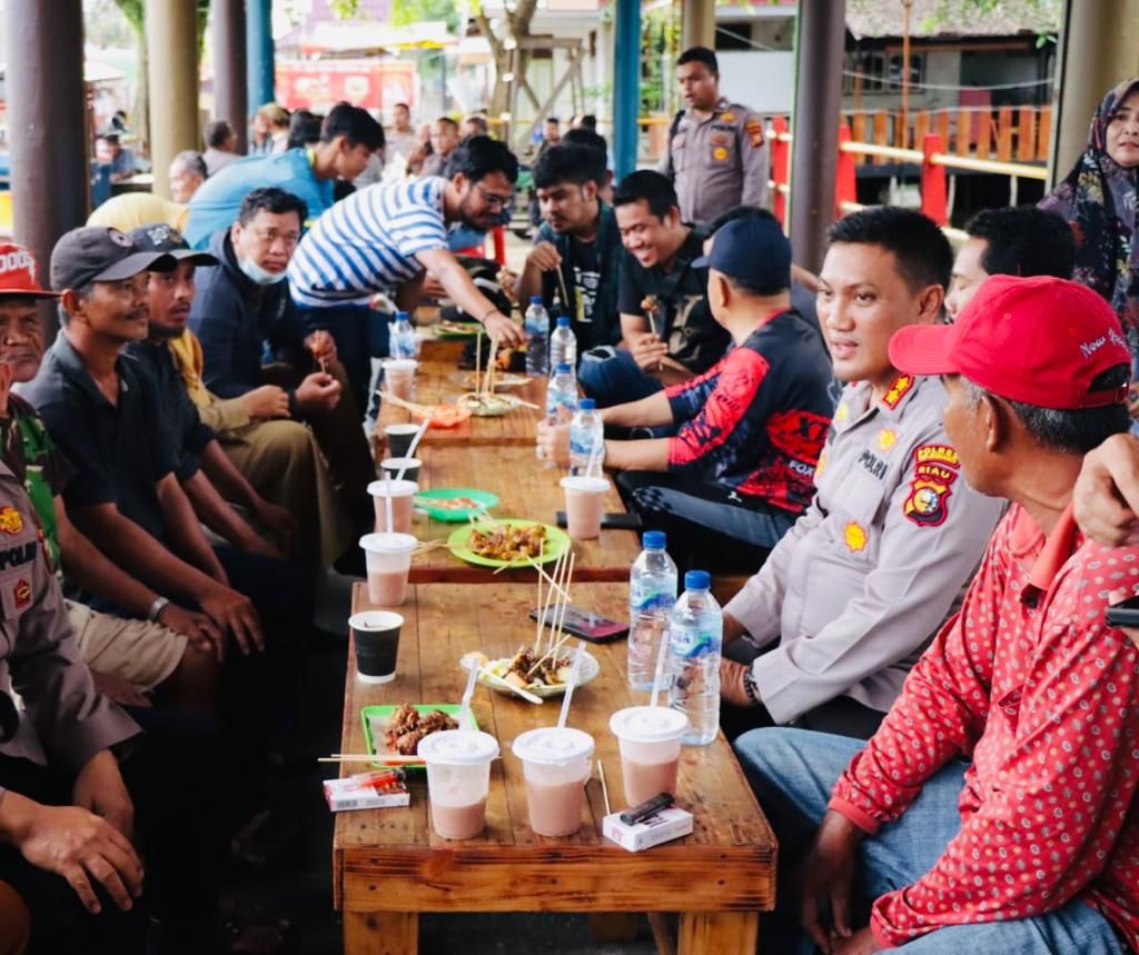 Usai Bagi Sembako Dan  Borong Dagangan Kaki Lima, Kapolres Meranti Tampung Curhatan Warganya